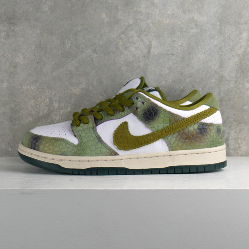 Nike SB Dunk Low Pro QS "Chameleon" (Oil Green/Desert Moss-White)