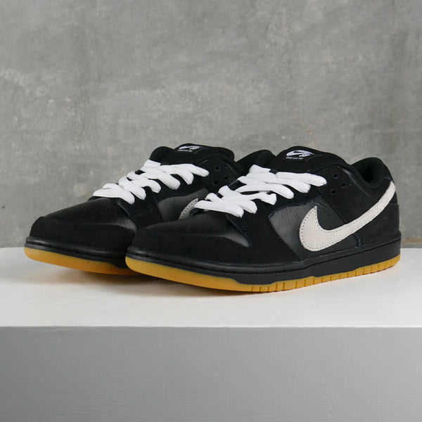 靴 Nike SB Dunk Low Pro White Black-Gum The Nike SB Dunk Low White Black Releases Spring 2025